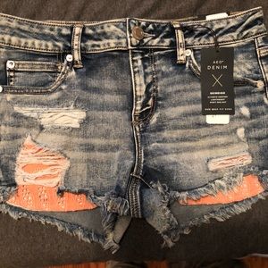 American Eagle Low Rise Shortie short size 10. NWT acid wash with pink detail